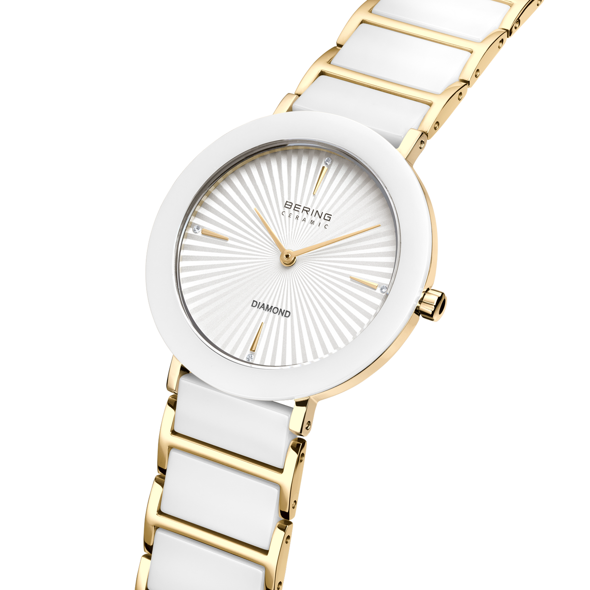 Detalle en ángulo de la esfera blanca con líneas radiales y caja dorada con bisel blanco, junto a la pulsera dorada de eslabones con centros blancos.