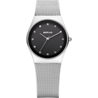 Reloj BERING de frente: esfera negra con índices brillantes, caja plateada ovalada y correa de malla plateada.