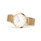 Reloj de esfera blanca apoyado en ángulo, con correa de malla dorada extendida.