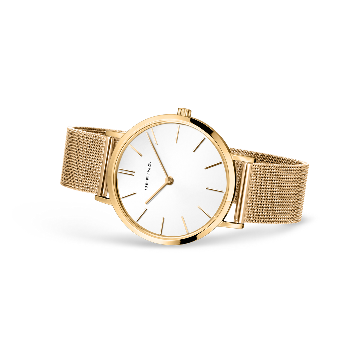 Reloj de esfera blanca apoyado en ángulo, con correa de malla dorada extendida.