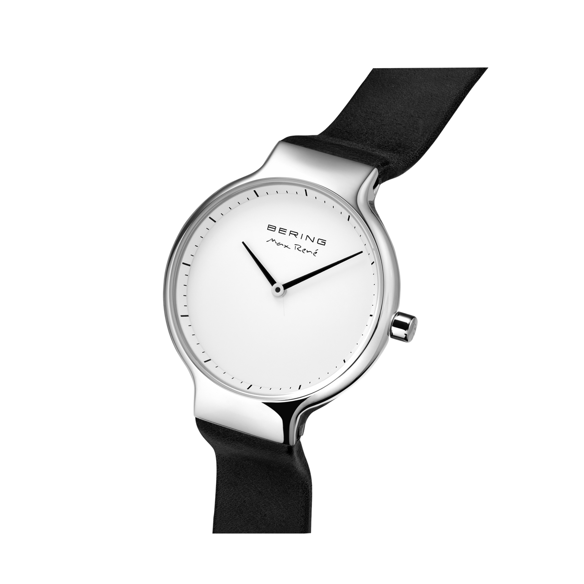Detalle en ángulo de la esfera blanca y caja plateada, junto a la correa negra lisa.