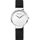 Reloj BERING de frente: esfera blanca, caja plateada y correa negra lisa.