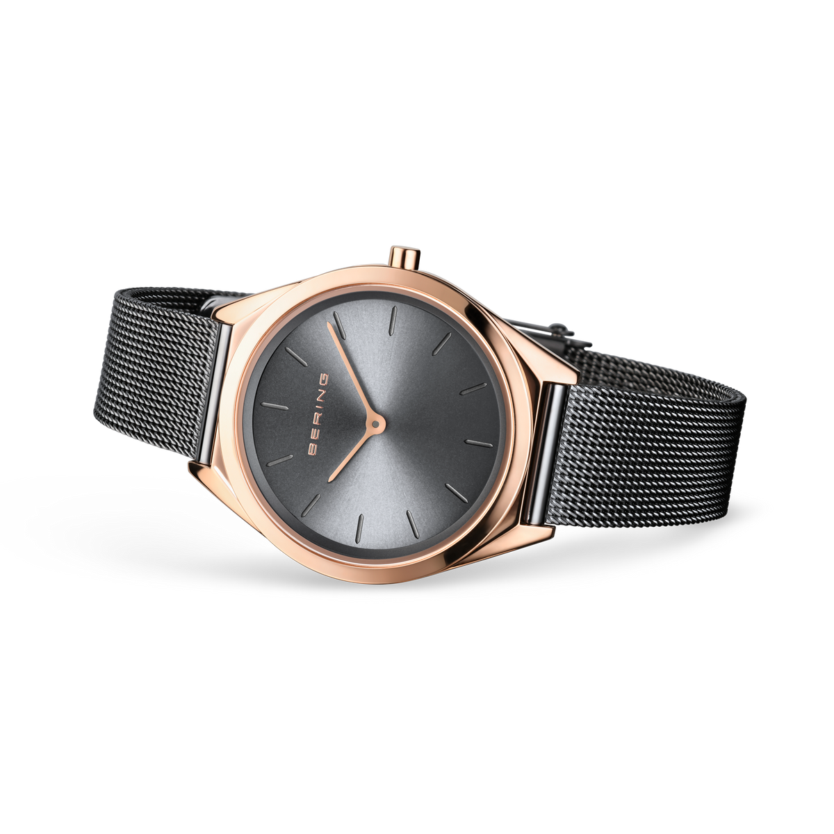 Reloj de esfera gris apoyado en ángulo, con correa de malla gris extendida.