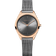 Reloj BERING de frente: esfera gris, caja rosada y correa de malla gris.