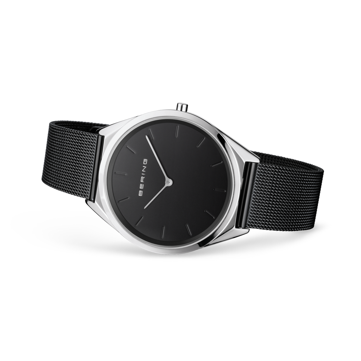 Reloj de esfera negra apoyado en ángulo, con correa de malla negra extendida.