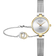 Reloj bicolor de esfera clara y correa de malla plateada junto a una pulsera con círculos entrelazados.