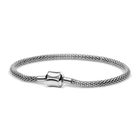 Pulsera plateada de malla dispuesta en óvalo con el cierre de forma curvada hacia delante.