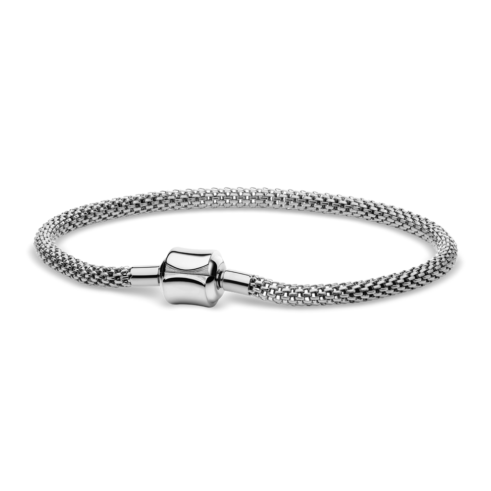 Pulsera plateada de malla dispuesta en óvalo con el cierre de forma curvada hacia delante.
