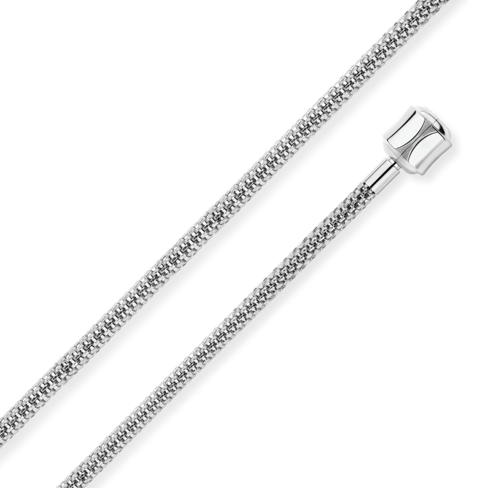 Detalle de las tiras de malla plateada y el cierre pulido de forma curvada de la pulsera.