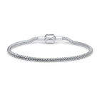 Pulsera plateada de malla vista por detrás, con la pieza lisa del cierre visible.