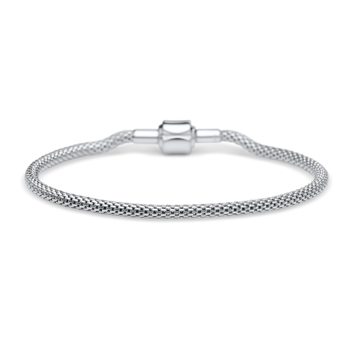 Pulsera plateada de malla vista por detrás, con la pieza lisa del cierre visible.