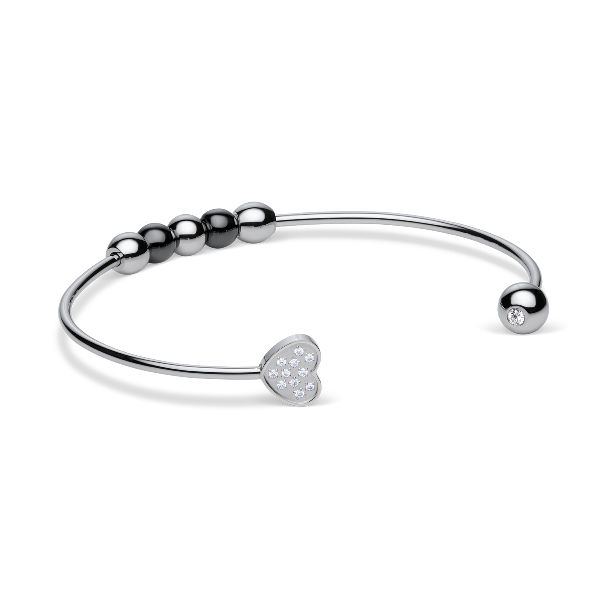 Brazalete abierto plateado girado para mostrar la cara brillante del extremo de corazón.