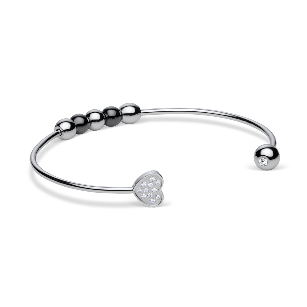 Brazalete abierto plateado girado para mostrar la cara brillante del extremo de corazón.