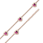 Detalle de los corazones rosas, los bordes brillantes y la cadena rosada de extensión.