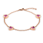 Pulsera de cadena rosada con cuatro corazones rosa intenso de borde brillante, dispuesta en óvalo.