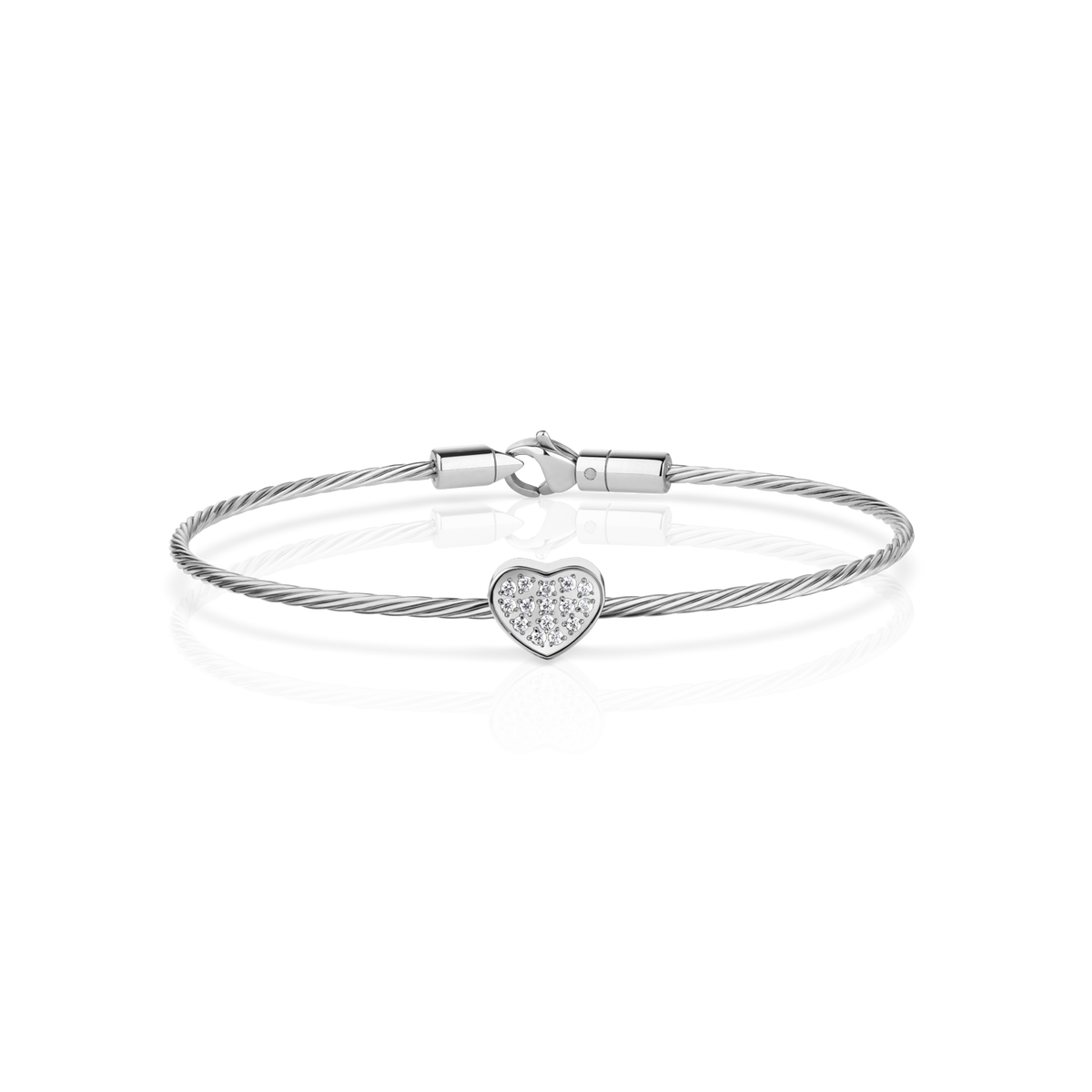 Pulsera plateada de cable con pequeño centro brillante de corazón y cierre en la parte posterior.