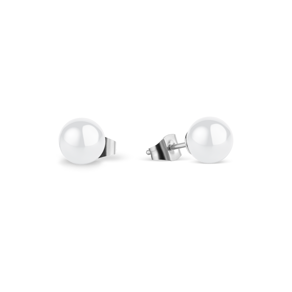 Par de pendientes esféricos blancos brillantes con postes y cierres plateados.